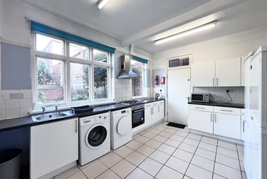 5 bed house, Gregory Boulevard, Hyson Green, Nottingham, NG76BE - Image 1